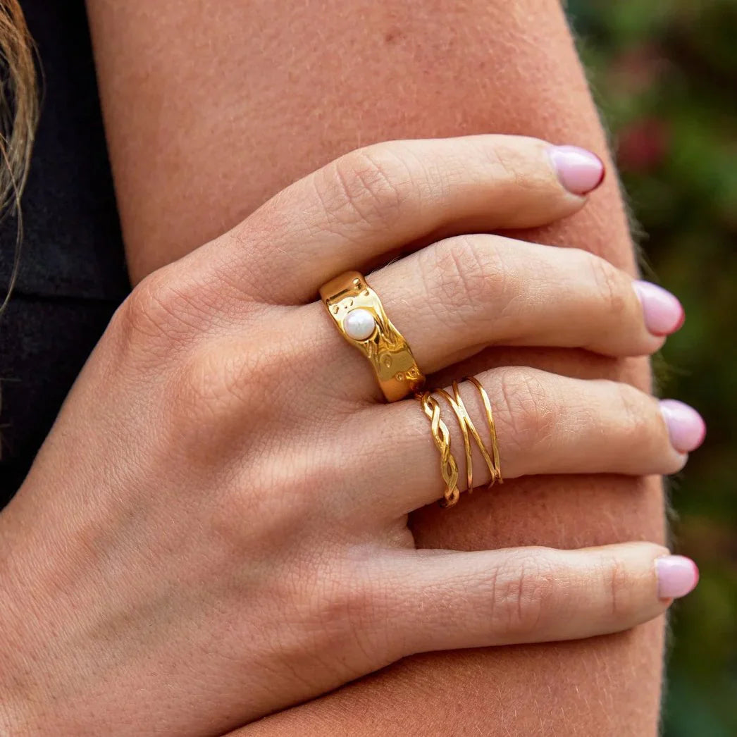 Vioraia Infinity 18K Gold Twist Ring