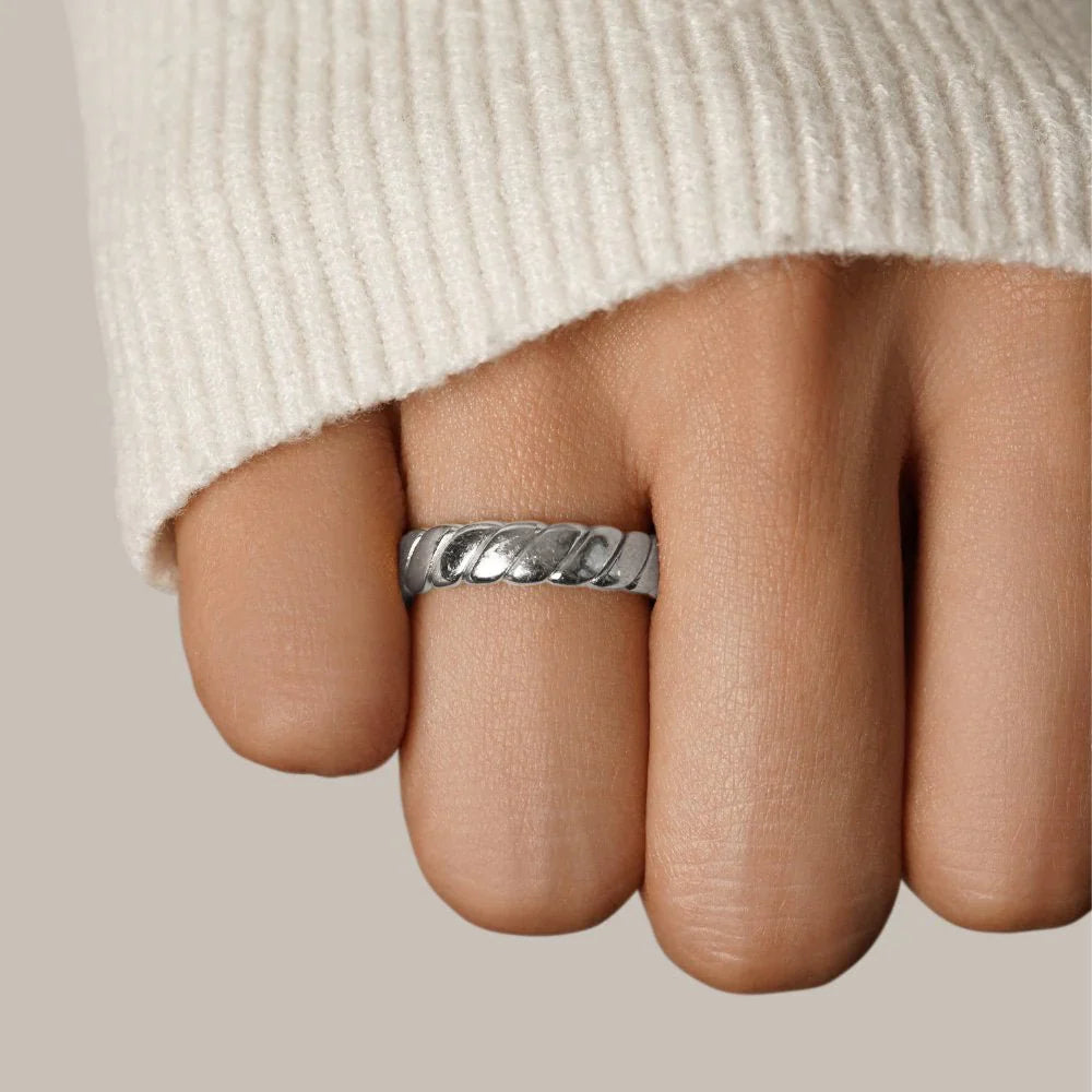 Vioraia Calira Twisted Infinity Silver Ring