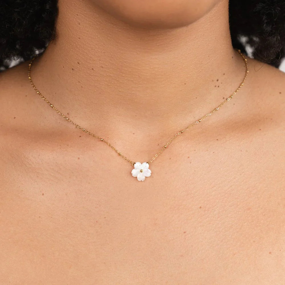 Vioraia White Blossom Flower Necklace