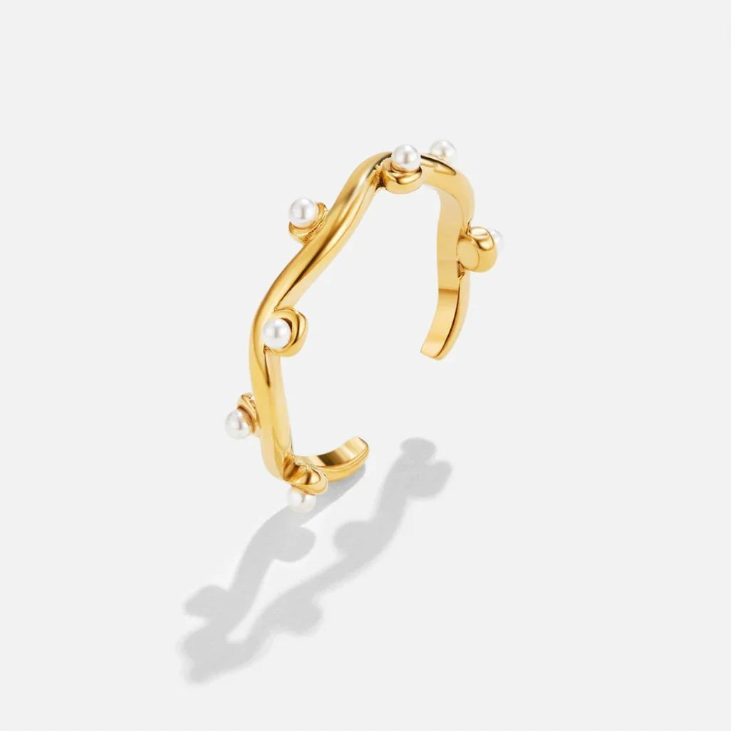 Vioraia Wavey Pearl 18K Gold Ring