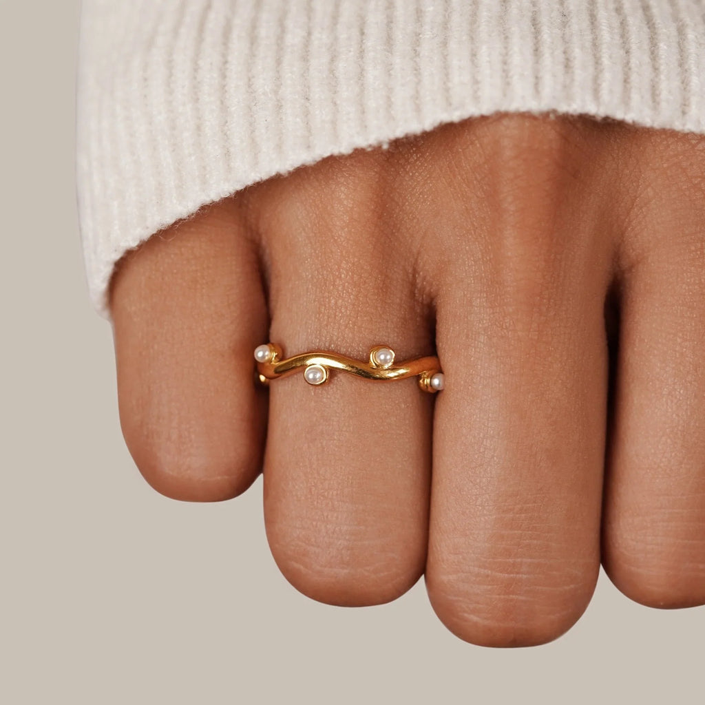 Vioraia Wavey Pearl 18K Gold Ring