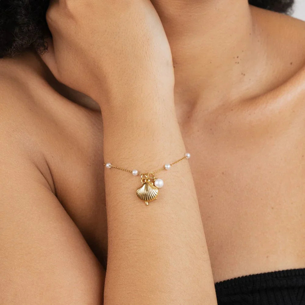 Vioraia Aria Shell Charm Bracelet