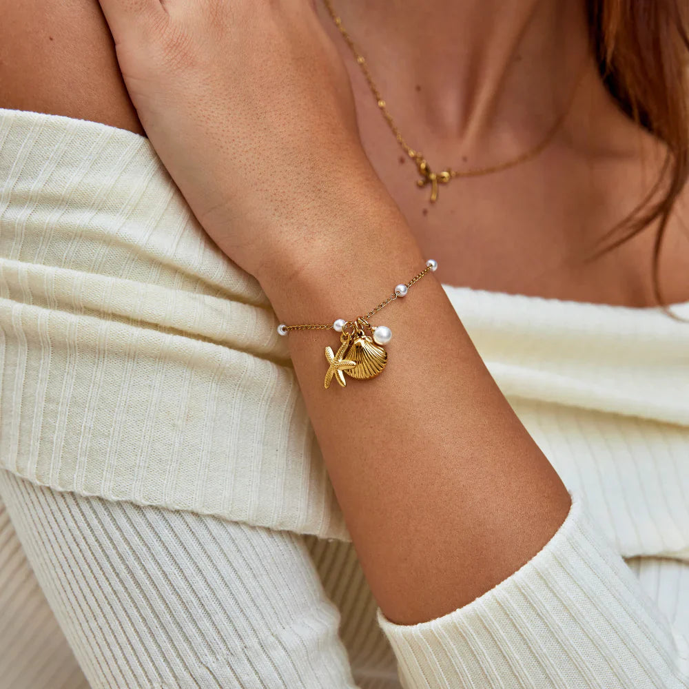 Vioraia Aria Shell Charm Bracelet