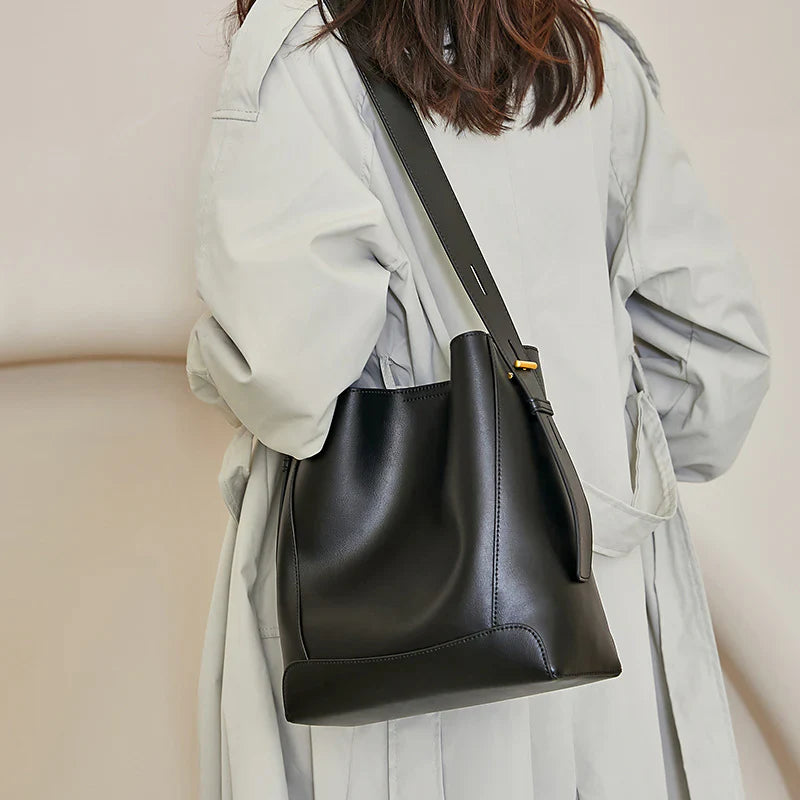 Vioraia (CS) Monique Tote Bag