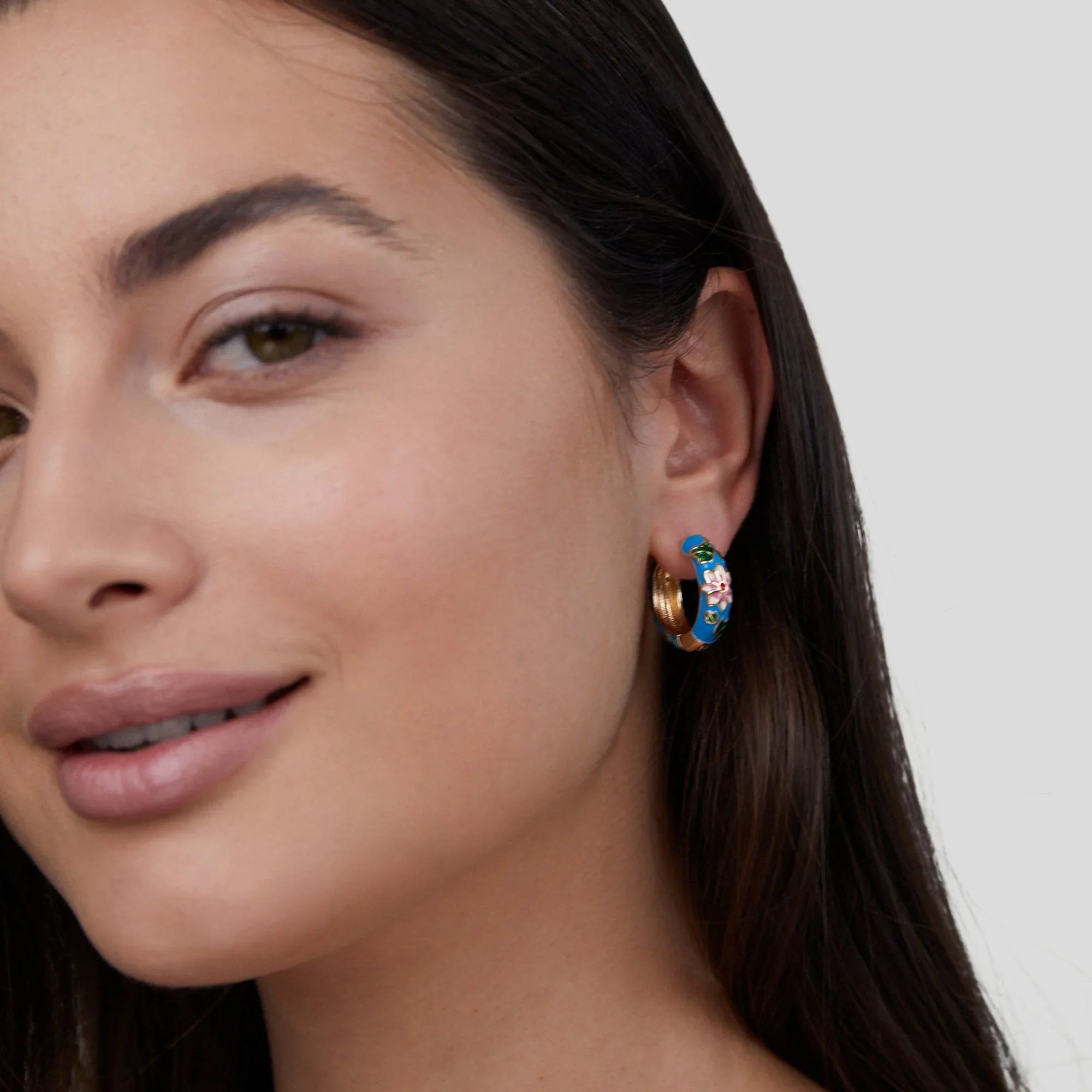 Vioraia Gold Hoop Flower Earrings